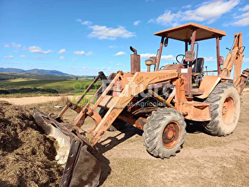 RETROESCAVADEIRA MASSEY FERGUSON ANO 1986