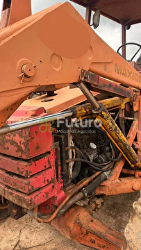 RETROESCAVADEIRA MASSEY FERGUSON ANO 1986