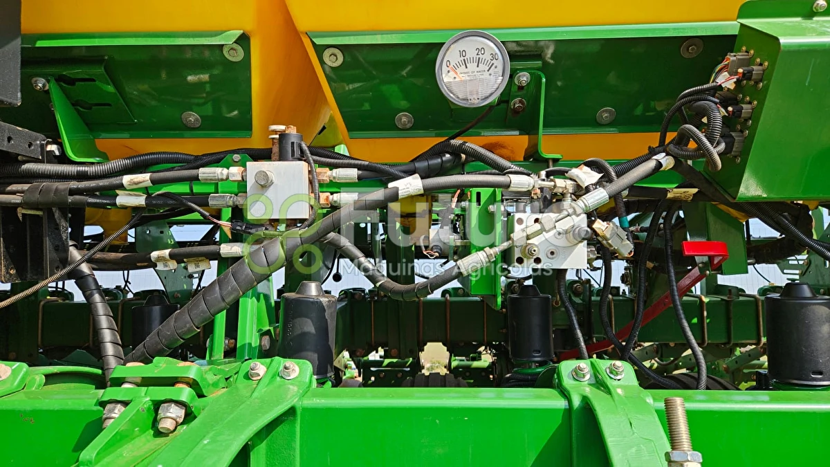 PLANTADEIRA JOHN DEERE 2113 CCS ANO 2020 - Futuro Máquinas Agrícolas