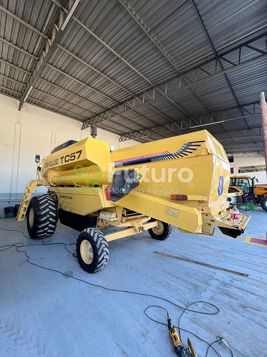 COLHEITADEIRA NEW HOLLAND TC 57 ANO 2000 - Futuro Máquinas Agrícolas