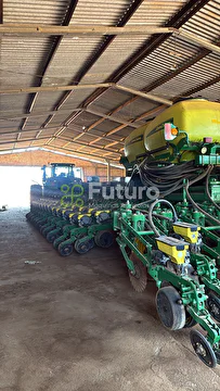 CONJUNTO TRATOR JOHN DEERE 9520R ANO 2020 + PLANTADEIRA JOHN DEERE DB ANO 2020