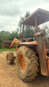 RETROESCAVADEIRA MASSEY FERGUSON ANO 1986