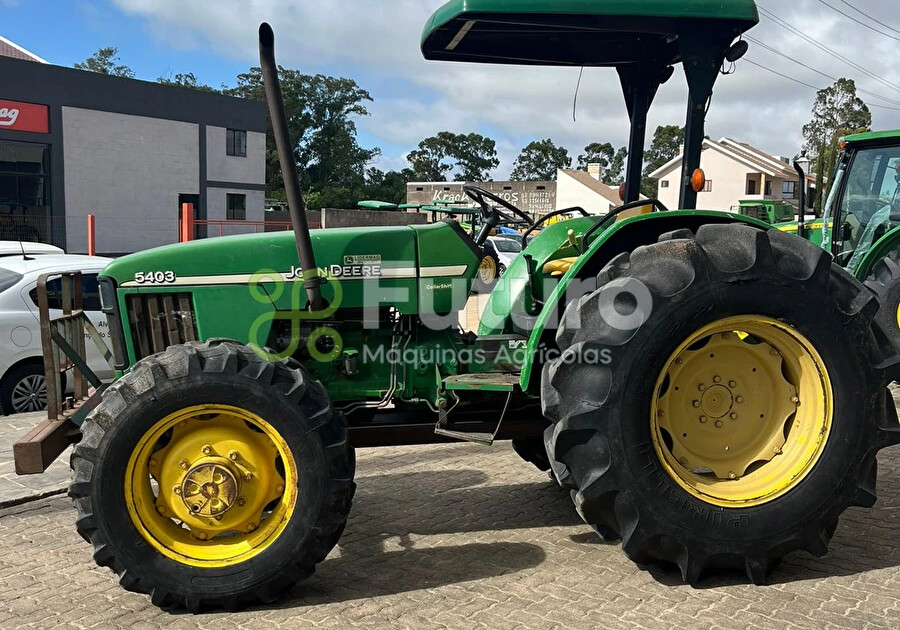 TRATOR JOHN DEERE 5403 ANO 2004 - Futuro Máquinas Agrícolas